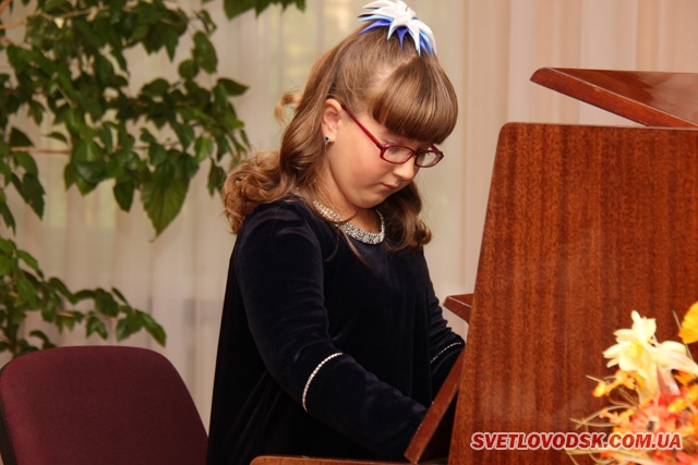Михайленко Іванна - учениця класу фортепіано. Викладач Ірина Темнова.