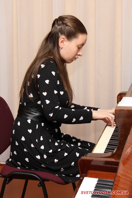 Анастасія Вільченко - учениця класу фортепіано. Викладач Ірина Жежель