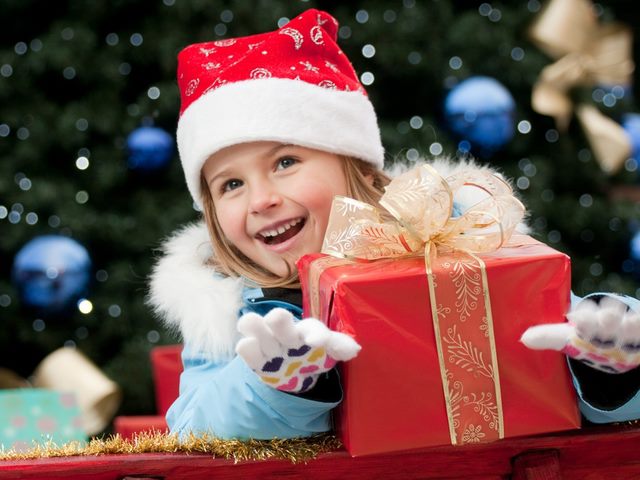 Как объяснить ребёнку кто приносит подарки?!