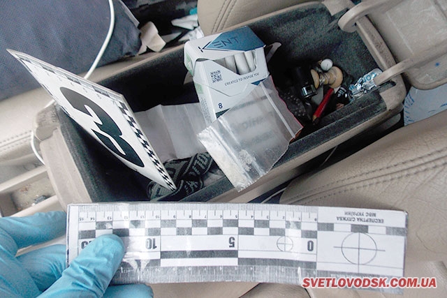 Поліцейські виявили наркотичні засоби та предмети, схожі на травматичну зброю та набої