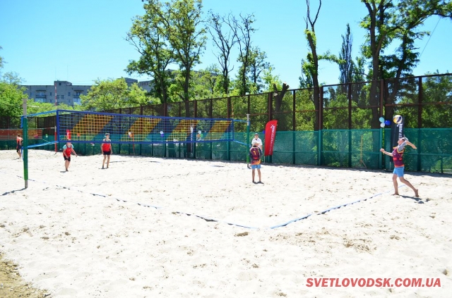 Майданчик для занять з пляжного волейболу відкрився у Світловодську