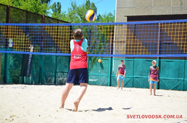 Майданчик для занять з пляжного волейболу відкрився у Світловодську