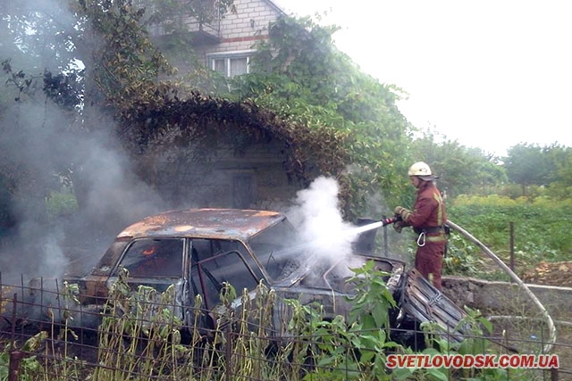 Рятувальники загасили пожежу легкового автомобіля