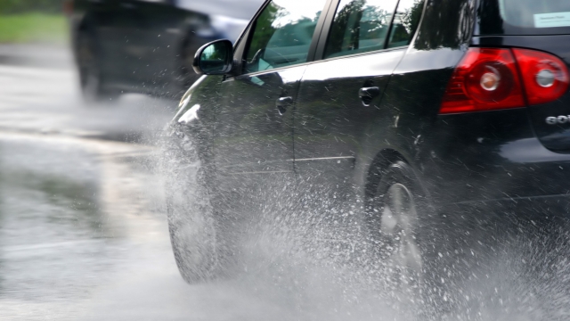 До уваги водіїв! У найближчі дві доби в Україні грози та сильні дощі, будьте обережні!