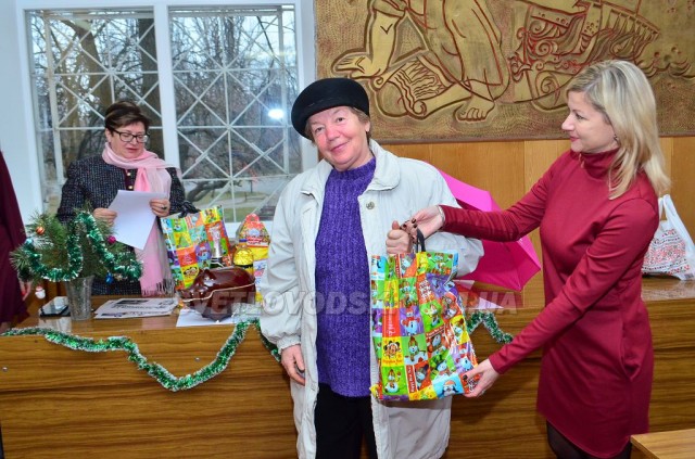 Купу подарунків отримали передплатники «Вечірки» напередодні Нового року
