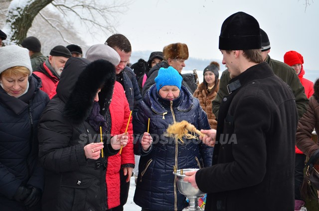 Свято Водохреща у Світловодську відзначили традиційним пірнанням у Дніпро