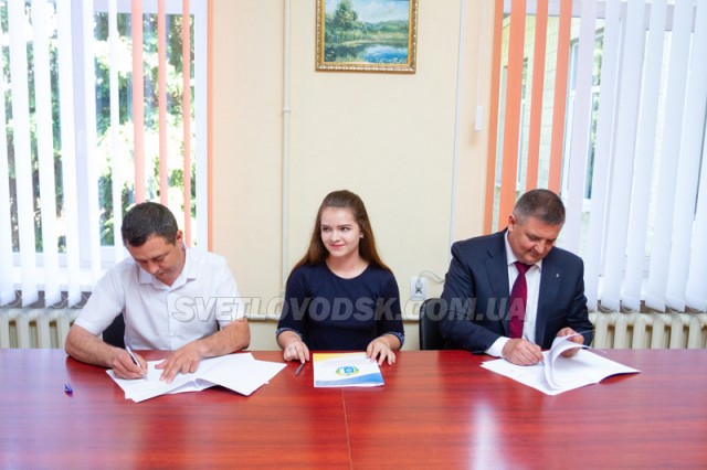 Тристоронню угоду підписали голови Світловодської РДА, райради та президент дитячого парламенту