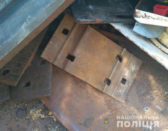Поліцейські встановили особу злодія, який демонтував із залізничної колії металеві деталі