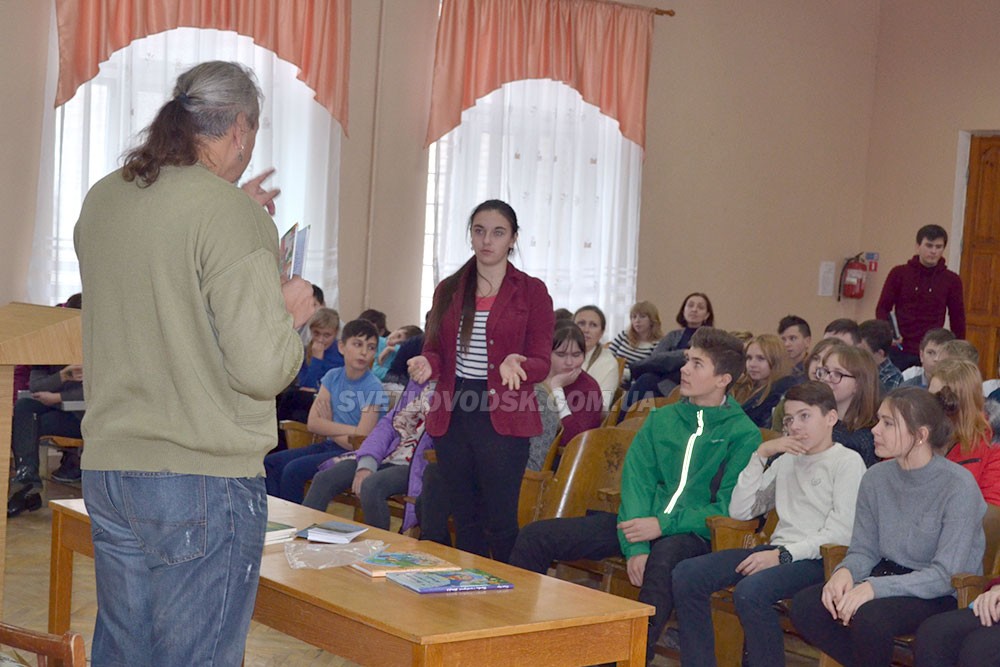 Сережка у правому вусі поета Пантюка символізує його належність до ромів. А орієнтації він правильної