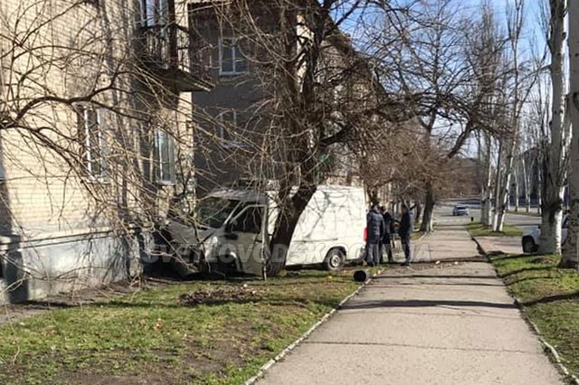 ФОТОФАКТ: Автомобіль врізався в житловий будинок