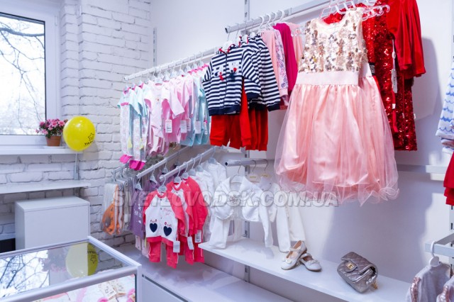 «Мамо, хочу на червону доріжку!», або За дитячим одягом — до магазину YARKO