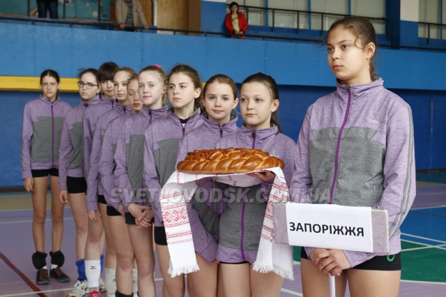 Фінал чемпіонату України з волейболу «Дитяча ліга». Світловодські спортсменки обіграли гостей
