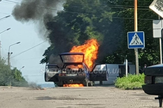 ФОТОФАКТ: У Світловодську загорівся автомобіль Таврія (ДОПОВНЕНО. ФОТО, ВІДЕО)