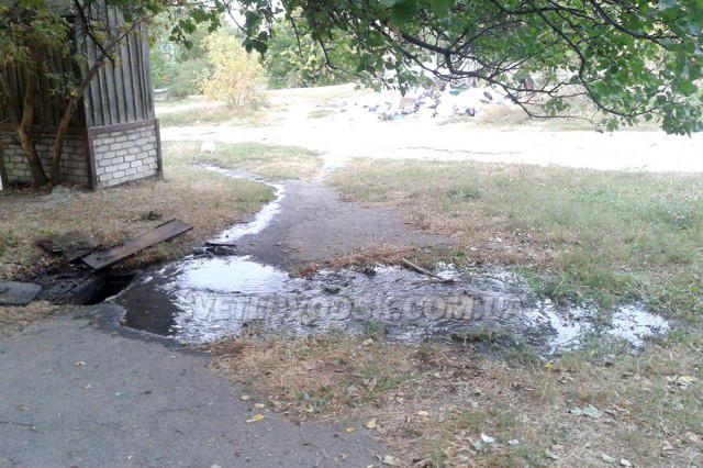 ФОТОФАКТ: У Світловодську нечистоти зливаються у водосховище