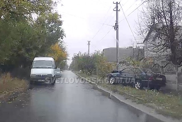 Автотроща у Світловодську: легковик зіткнувся з вантажівкою (ВІДЕО)