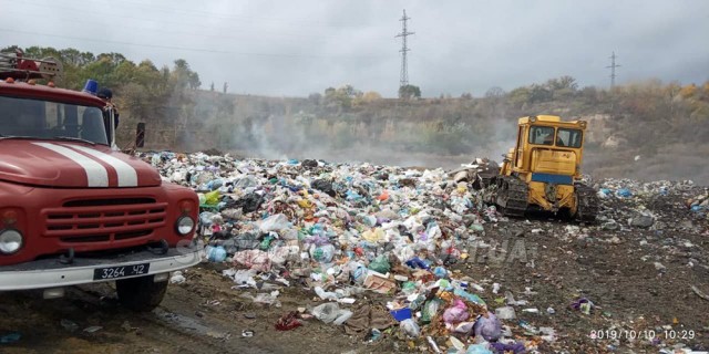 Обвалування міського сміттєзвалища за 590 тис. грн не допомогло — горить і димить