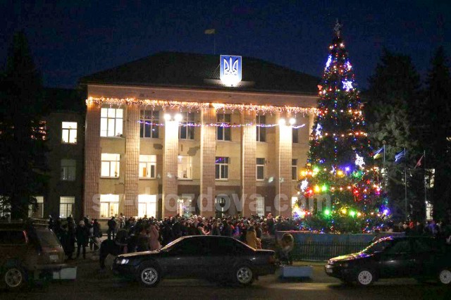 На центральній площі Світловодська запалили новорічну ялинку