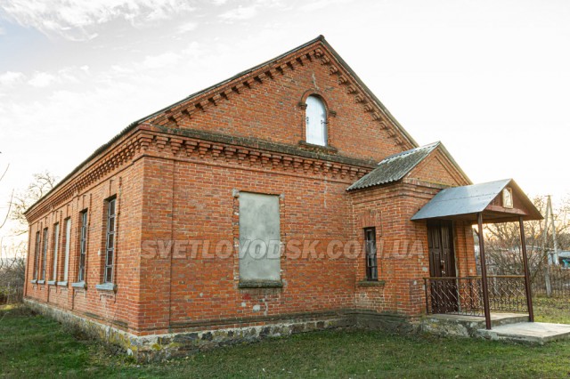 Свято-Миколаївська церква (колишня земська школа)