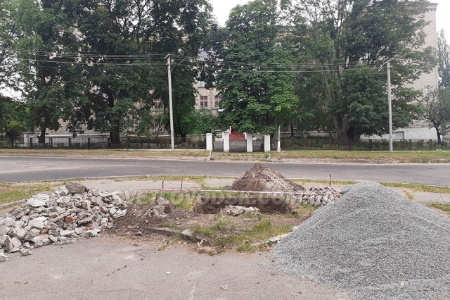 Новий пам’ятник поки що не будують, вирішили обмежитися клумбою Новий пам’ятник поки що не будують, вирішили обмежитися клумбою