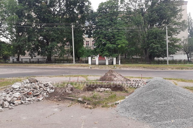 Новий пам’ятник поки що не будують, вирішили обмежитися клумбою