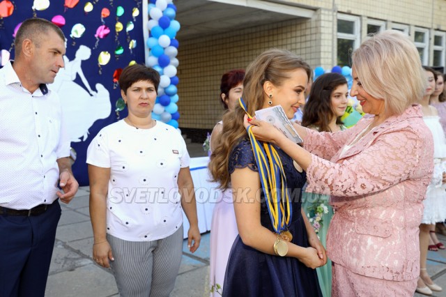Цьогорічні випускники СЗШ №7 попрощалися зі школою
