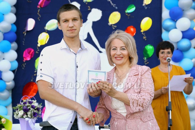 Цьогорічні випускники СЗШ №7 попрощалися зі школою