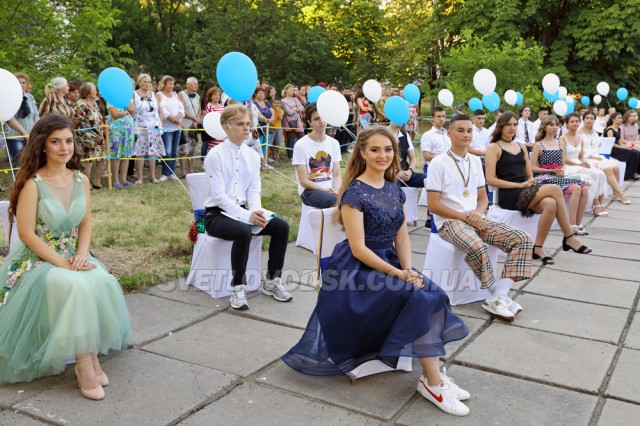 Цьогорічні випускники СЗШ №7 попрощалися зі школою