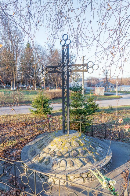 Пам’ятний хрест жертвам українського Голодомору 1932-1933 років у Великій Скельовій