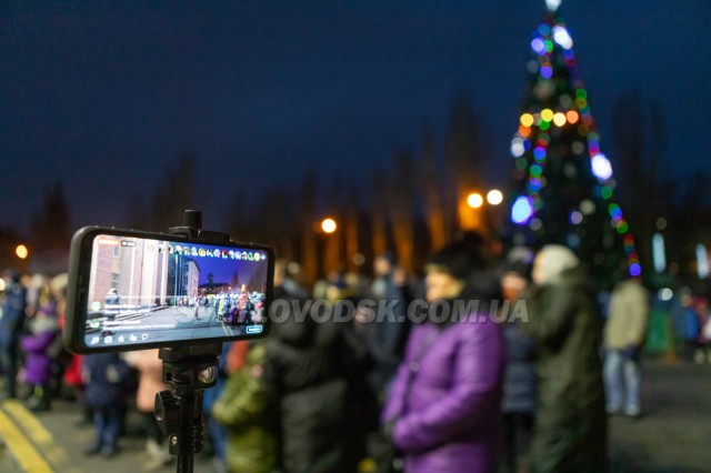 Новорічна ялинка у Світловодську засяяла вогнями (ФОТОРЕПОРТАЖ, ВІДЕО)