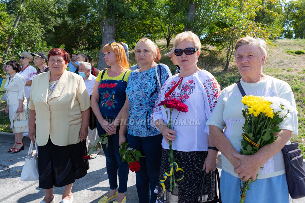 Журавлики на граніті пам’ятника і вшанування полеглих та живих учасників війни на Сході України (ФОТО, ВІДЕО)