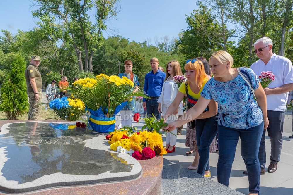 Журавлики на граніті пам’ятника і вшанування полеглих та живих учасників війни на Сході України (ФОТО, ВІДЕО)