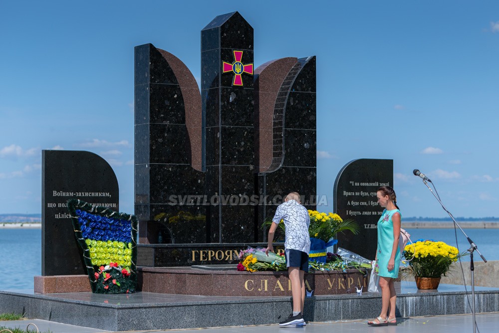 Журавлики на граніті пам’ятника і вшанування полеглих та живих учасників війни на Сході України (ФОТО, ВІДЕО)