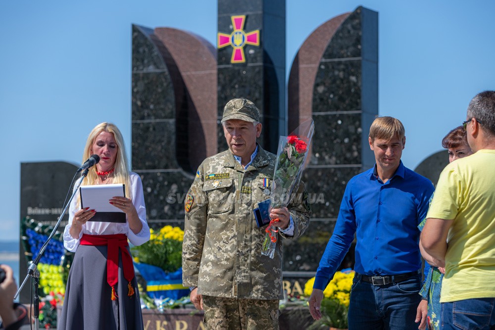 Журавлики на граніті пам’ятника і вшанування полеглих та живих учасників війни на Сході України (ФОТО, ВІДЕО)