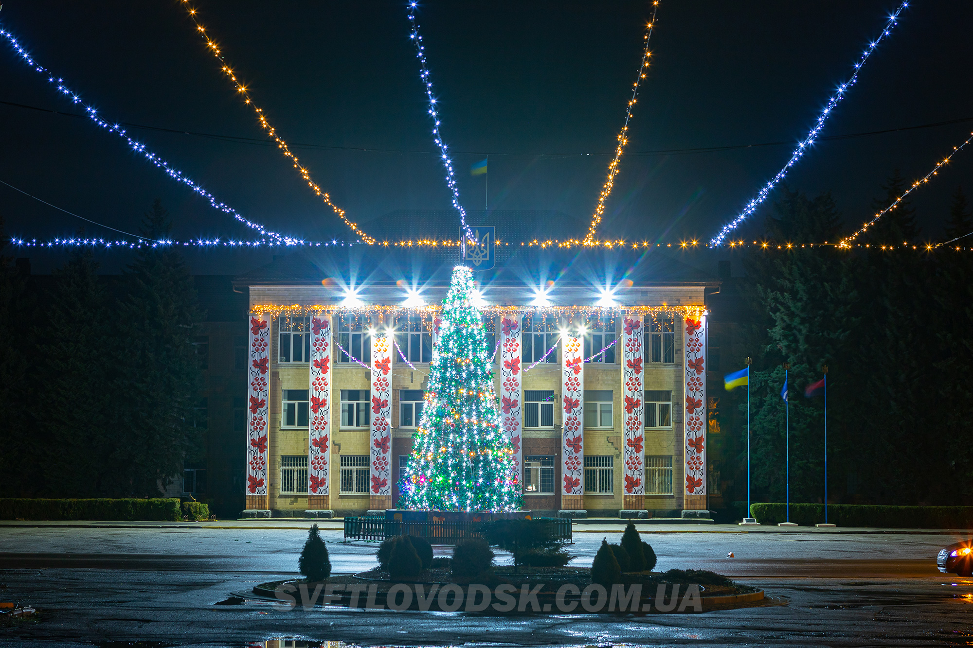 Новорічну ялинку відкрили на центральній площі міста Світловодська