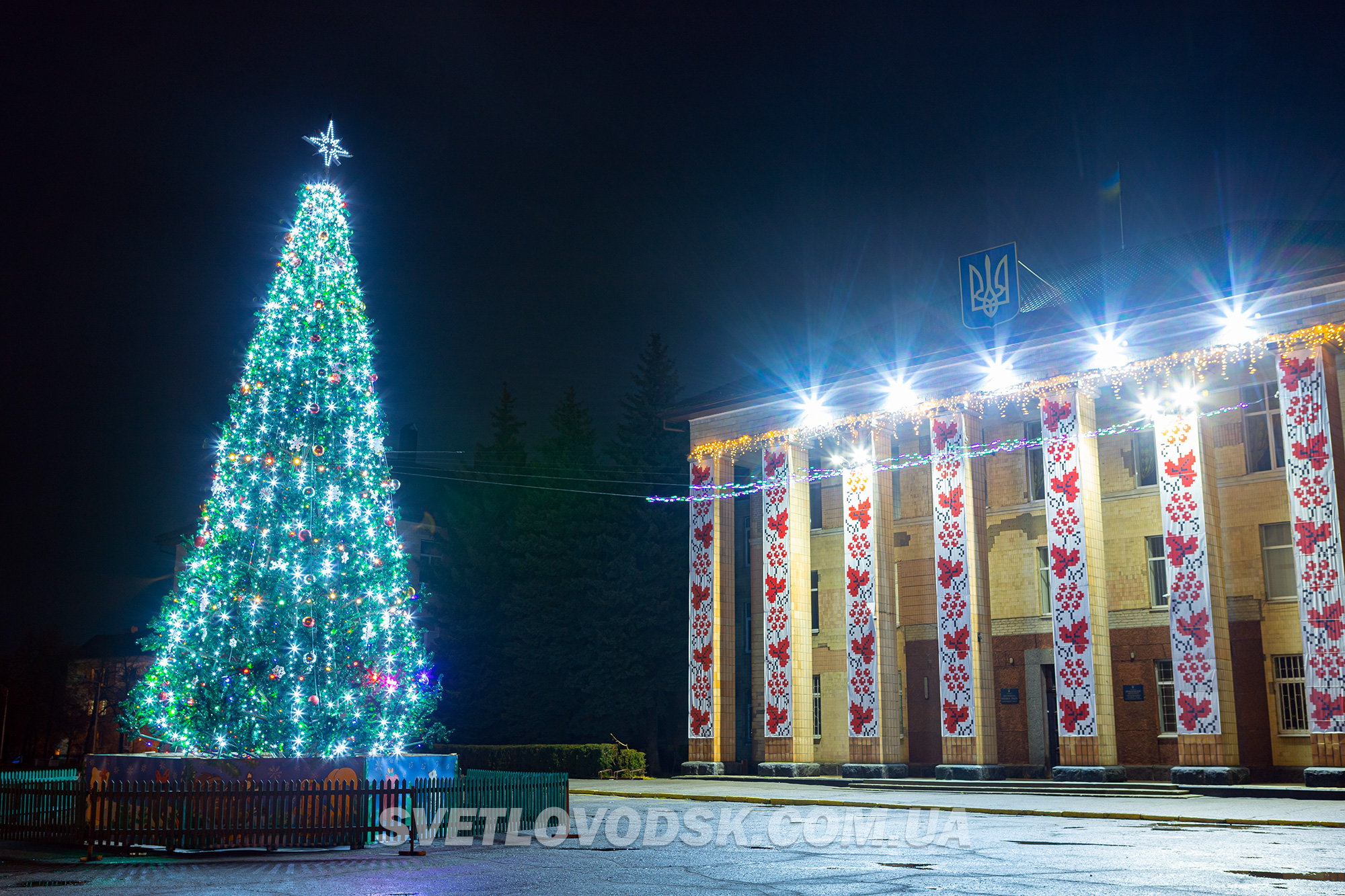 Новорічну ялинку відкрили на центральній площі міста Світловодська