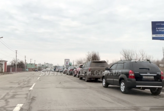У черзі біля заправочних станцій у Світловодську стоять сотні автомобілів (ВІДЕОФАКТ)