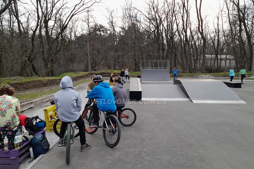 Біля скейт-парку у Світловодську відновлюють громадську вбиральню