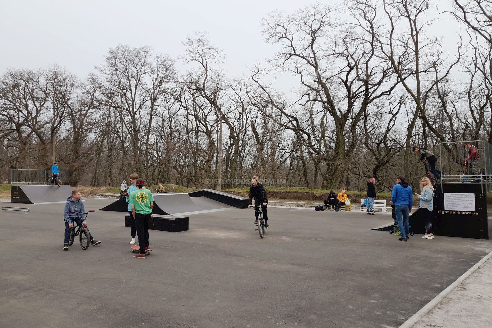 Біля скейт-парку у Світловодську відновлюють громадську вбиральню