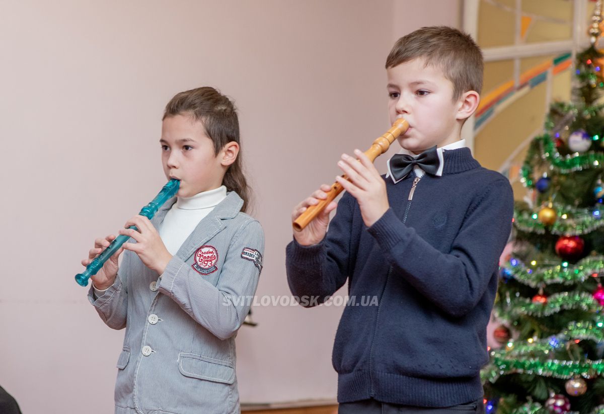 Світловодська дитяча музична школа привітала своїх вихованців з днем Святого Миколая