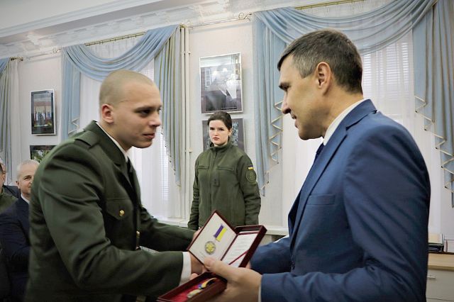 Оборонцю Азовсталі, який пів року пробув у полоні, вручили відзнаку Кіровоградської області