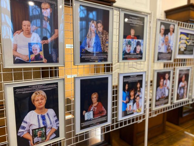 У Кропивницькому відкрили виставку фотографій родин загиблих військових