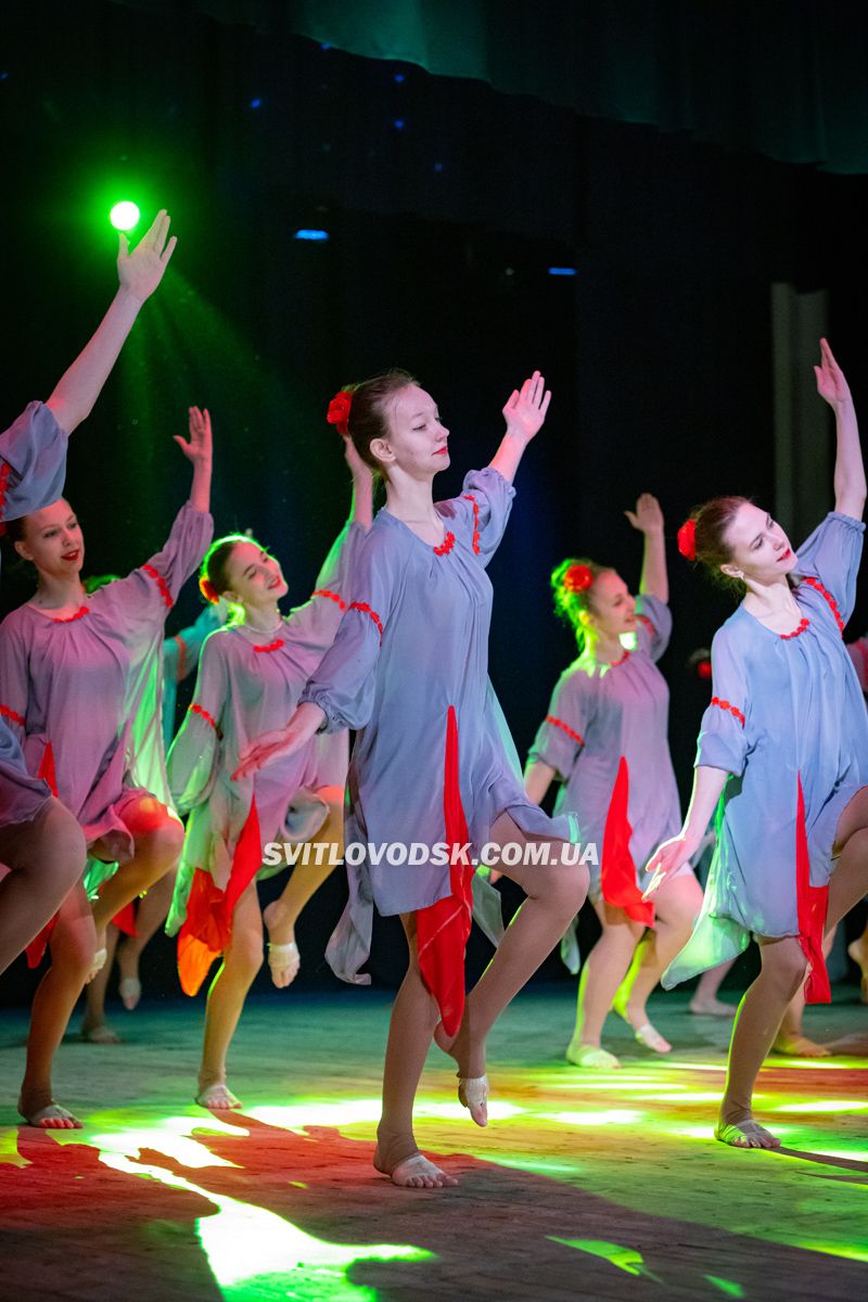 Танцями і піснями збирали артисти Світловодська гроші на потреби ЗСУ