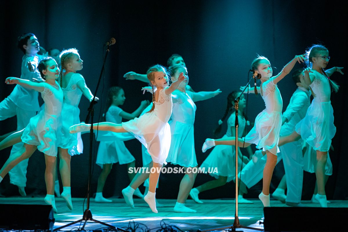 Танцями і піснями збирали артисти Світловодська гроші на потреби ЗСУ