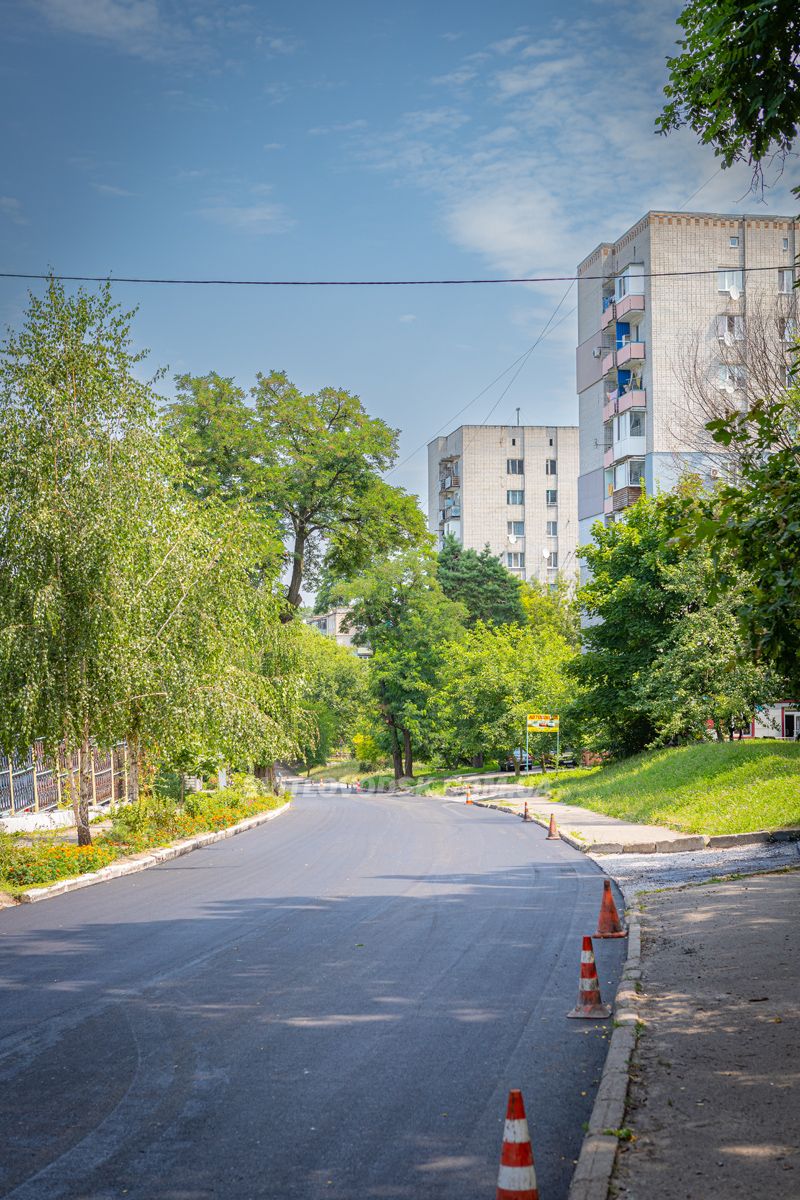 На вулиці Приморській у Світловодську триває ремонт асфальтового покриття