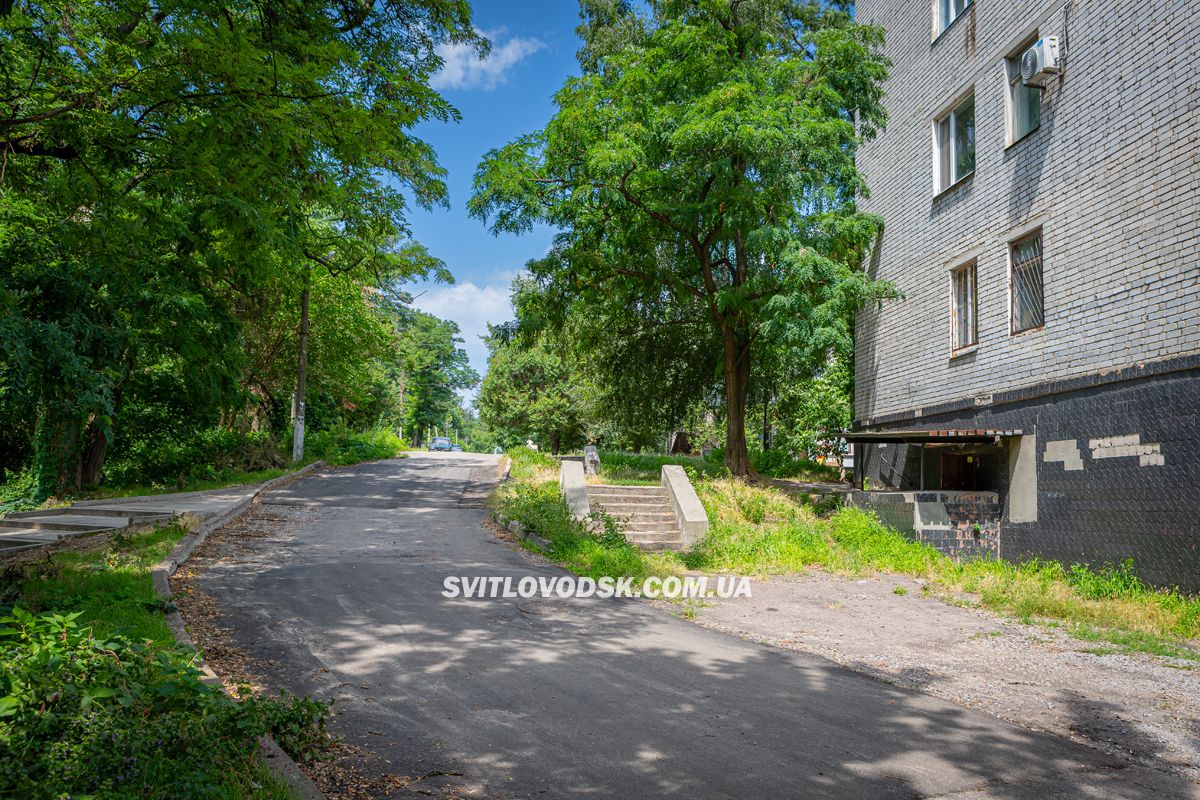 На вулиці Приморській у Світловодську триває ремонт асфальтового покриття