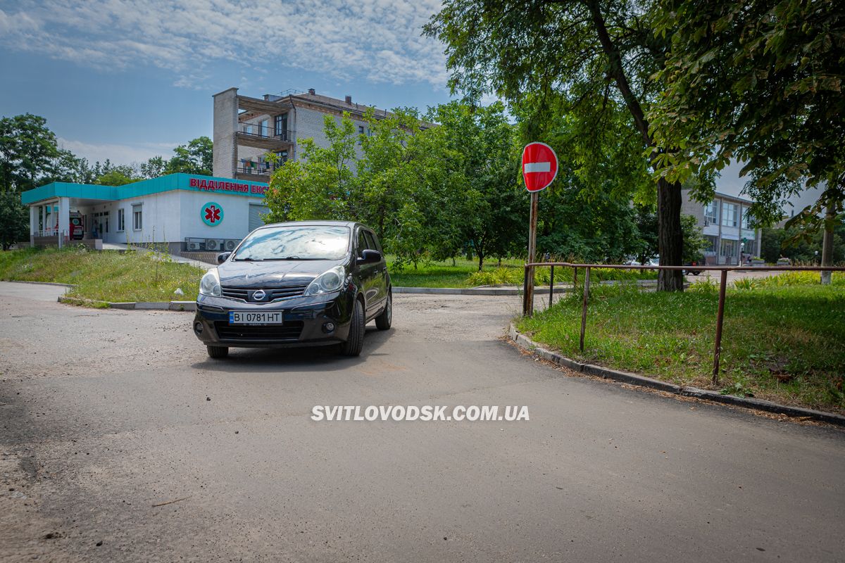 На вулиці Приморській у Світловодську триває ремонт асфальтового покриття