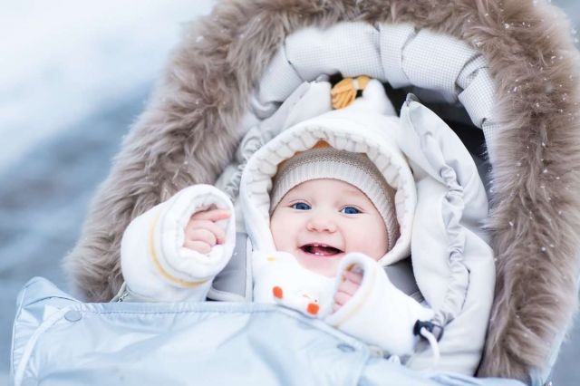 Як гуляти з дитиною в холодну погоду? Безпека та рекомендації