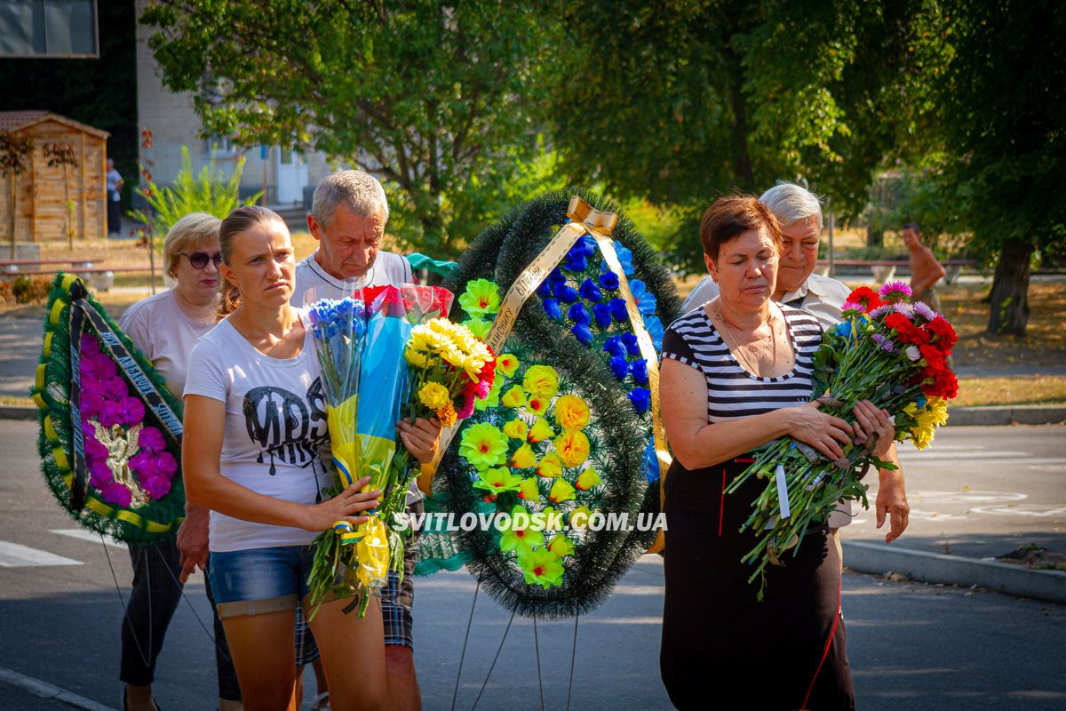 Світловодськ провів в останню земну дорогу захисника України Віктора Беднарського