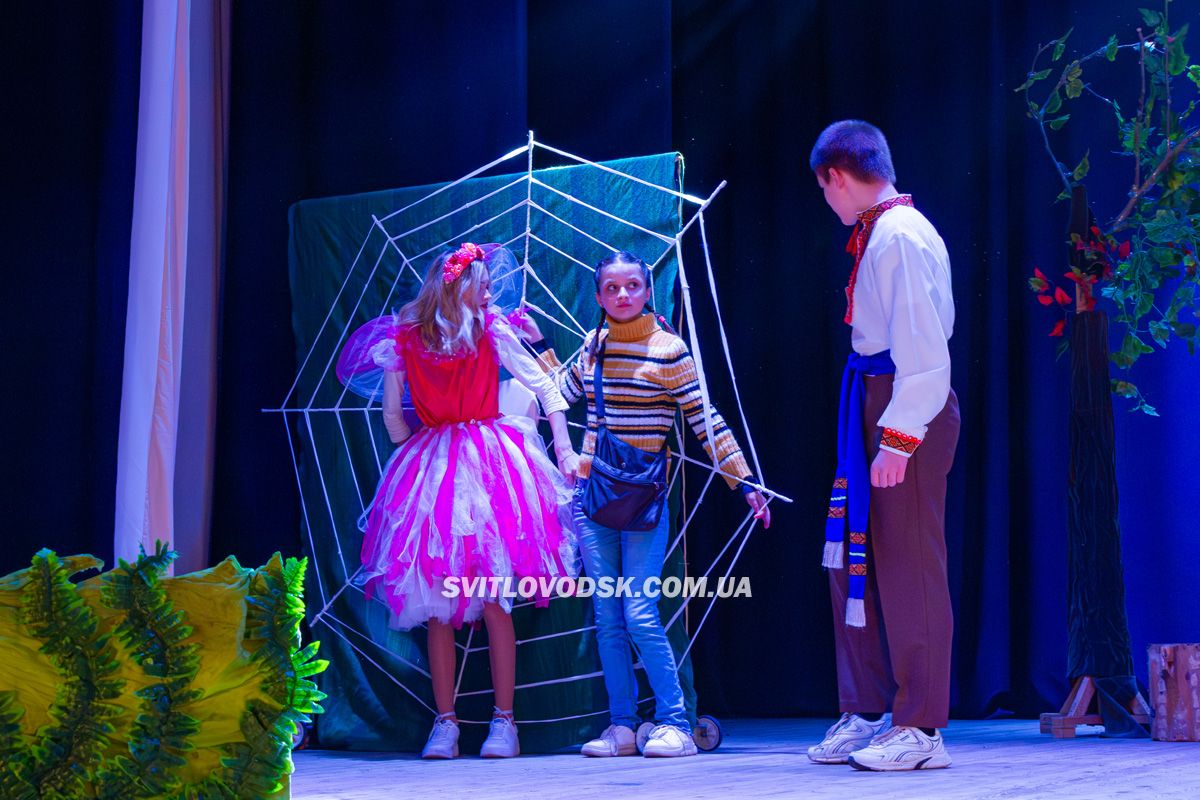Актори театру "Амбіція" презентували виставу про мрію всіх дітей України