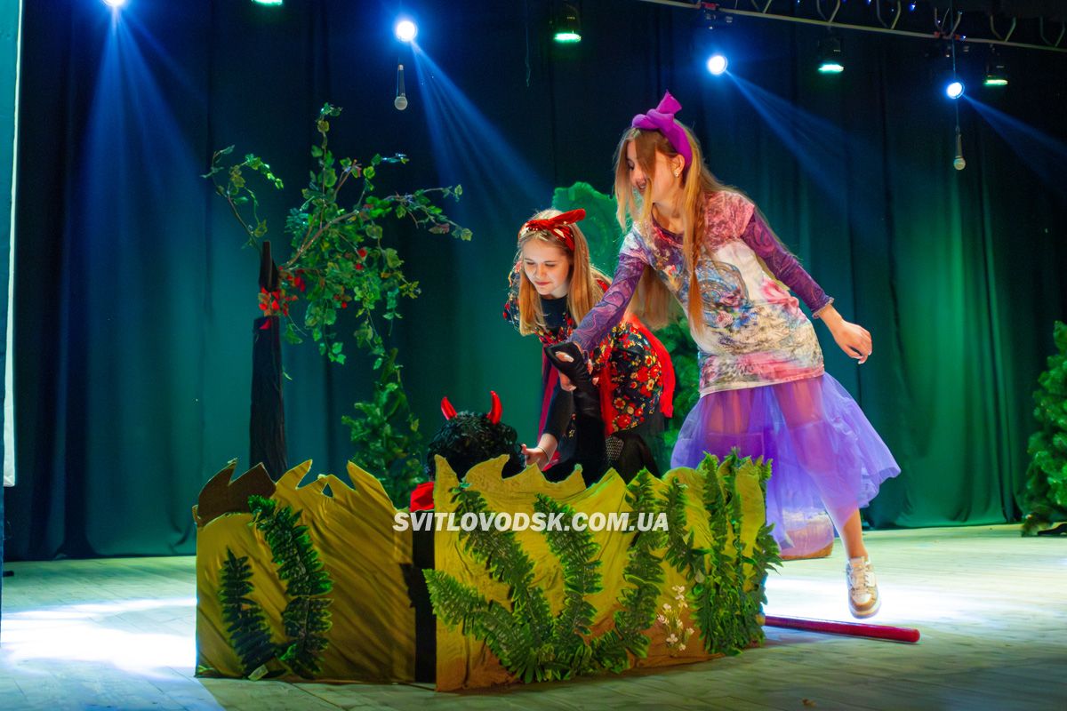 Актори театру "Амбіція" презентували виставу про мрію всіх дітей України